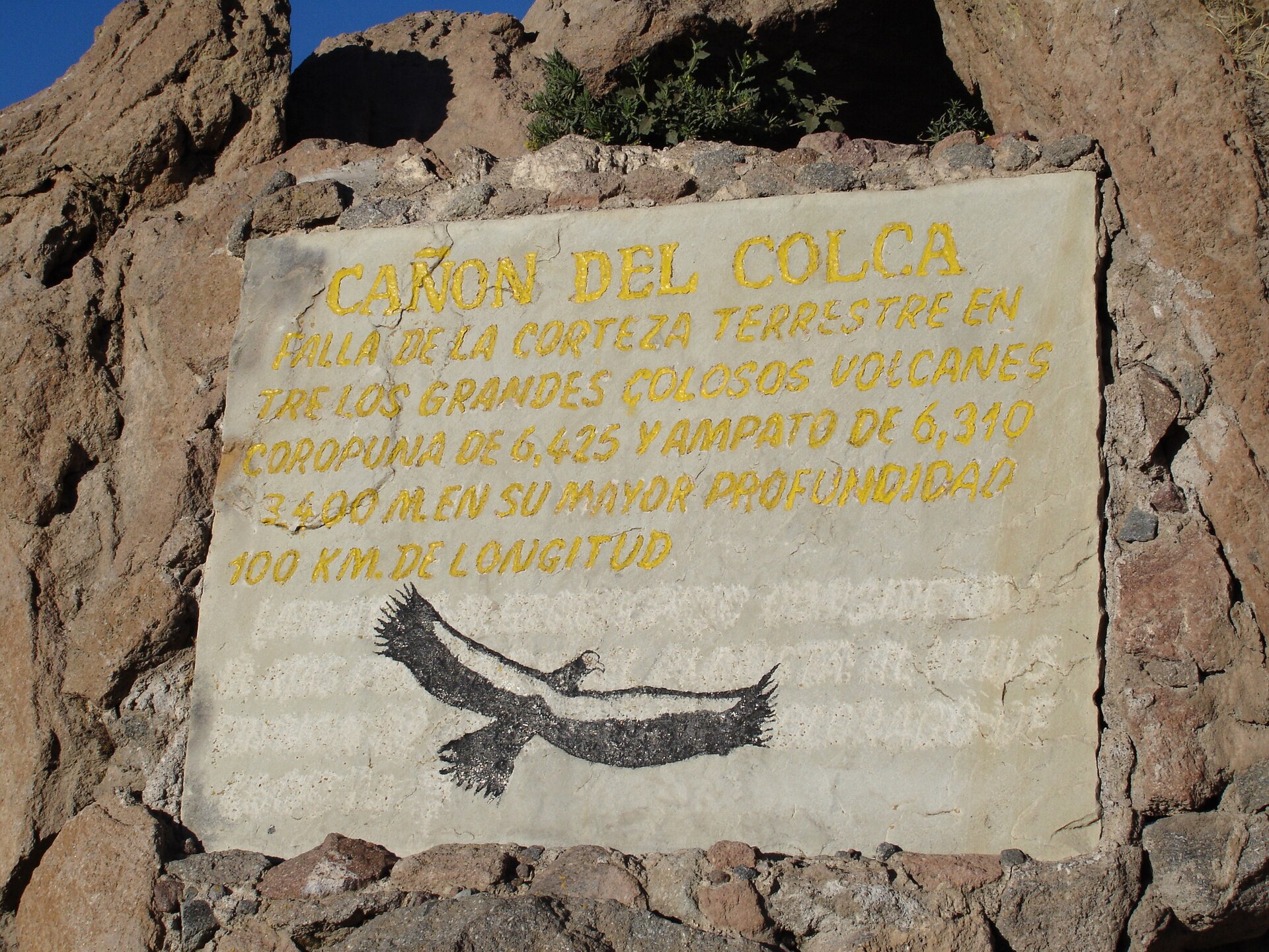 Cruz del Cóndor con cóndores planeando sobre el cañón del Colca