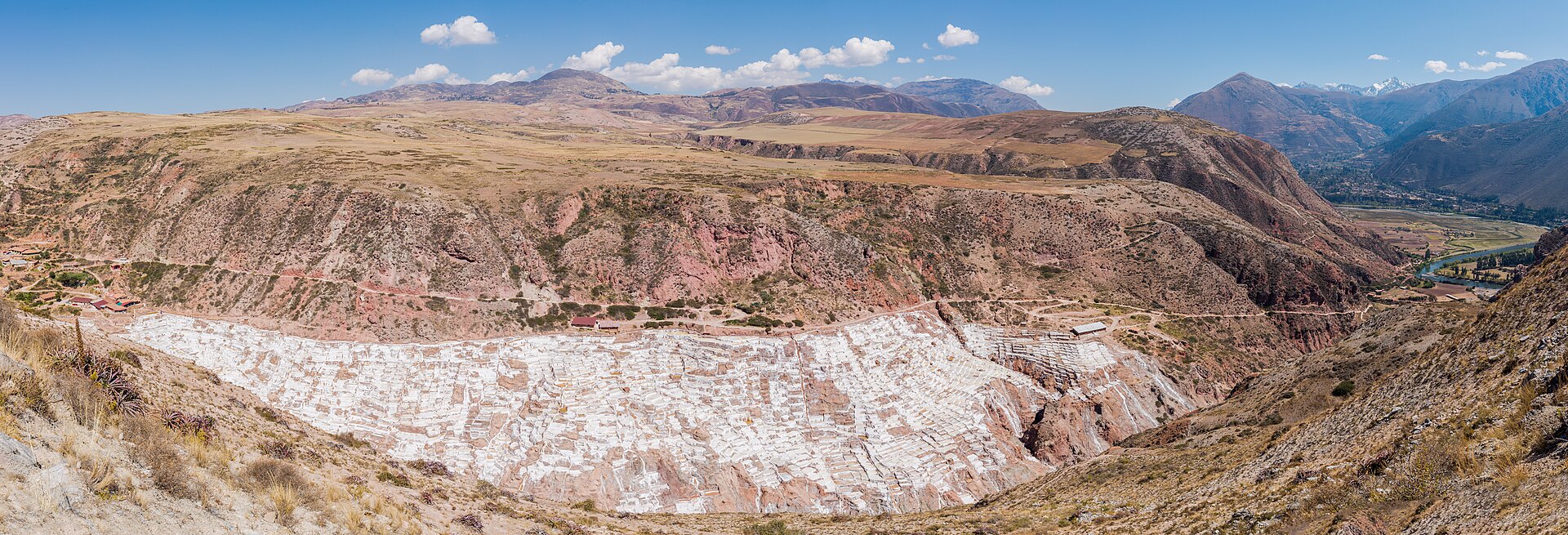 Salineras de Maras con miles de pozas de sal en terrazas