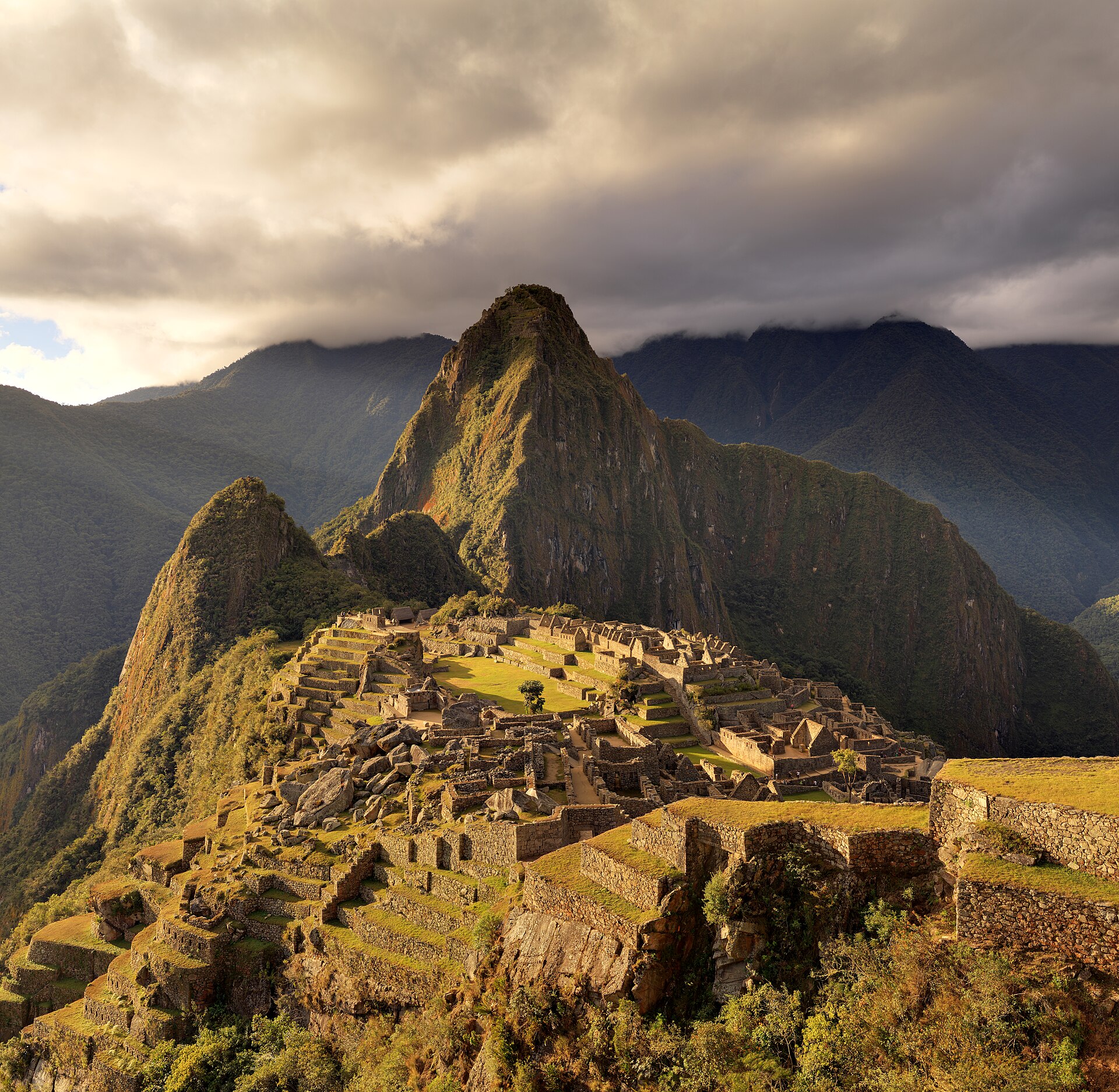 Vista clásica de la ciudadela de Machu Picchu con el Huayna Picchu al fondo