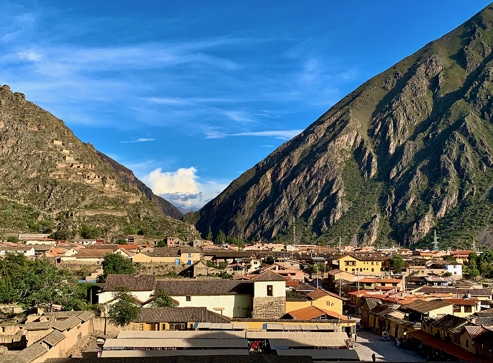Ruinas de Ollantaytambo con sus muros y andenes en el Valle Sagrado