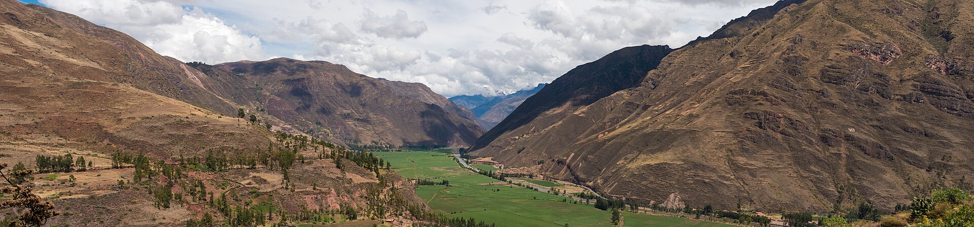 Paisaje del Valle Sagrado con montañas y campos verdes