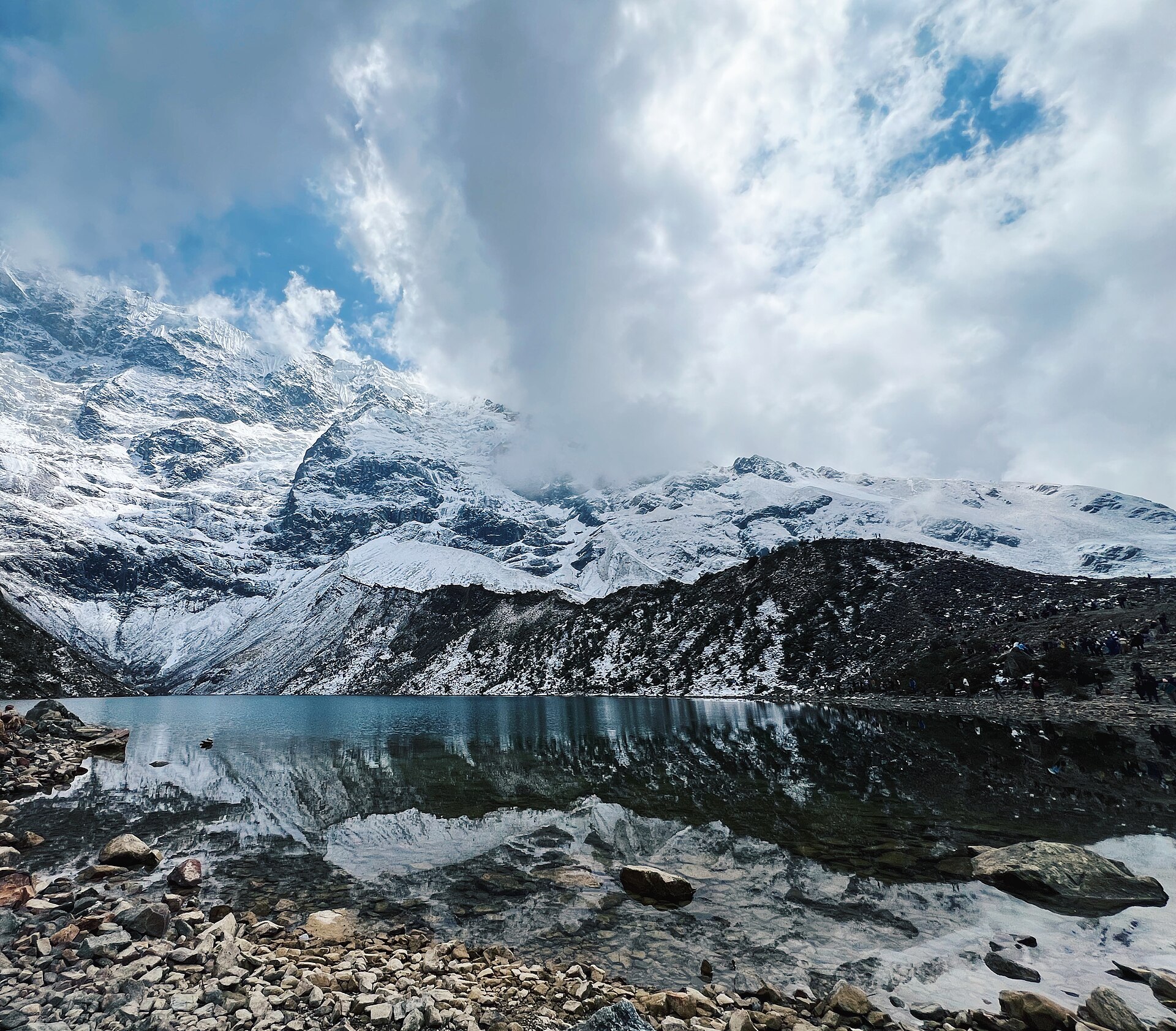 Laguna Humantay rodeada de montañas nevadas