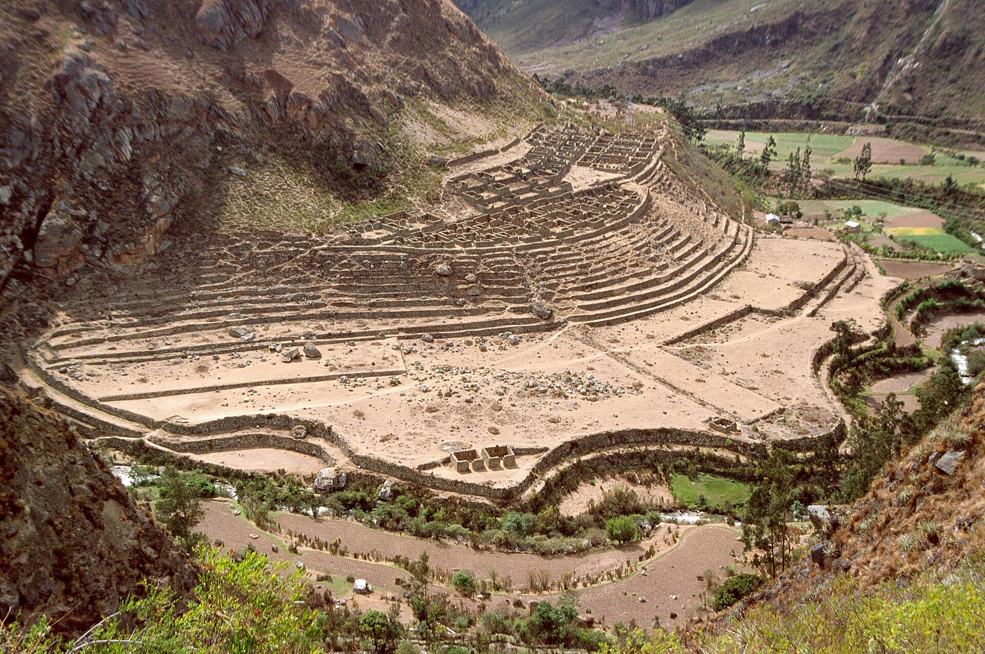 Ruinas de Llactapata con sus andenes en la ladera