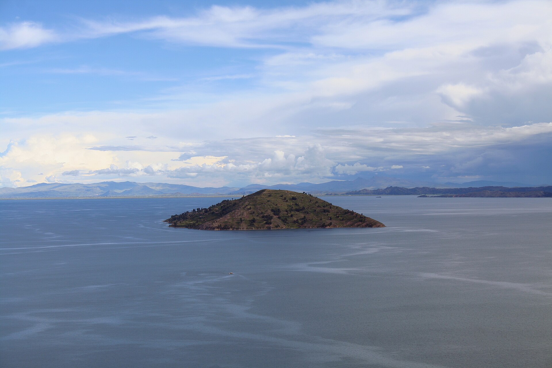 Isla Taquile enclavada en las aguas del lago Titicaca