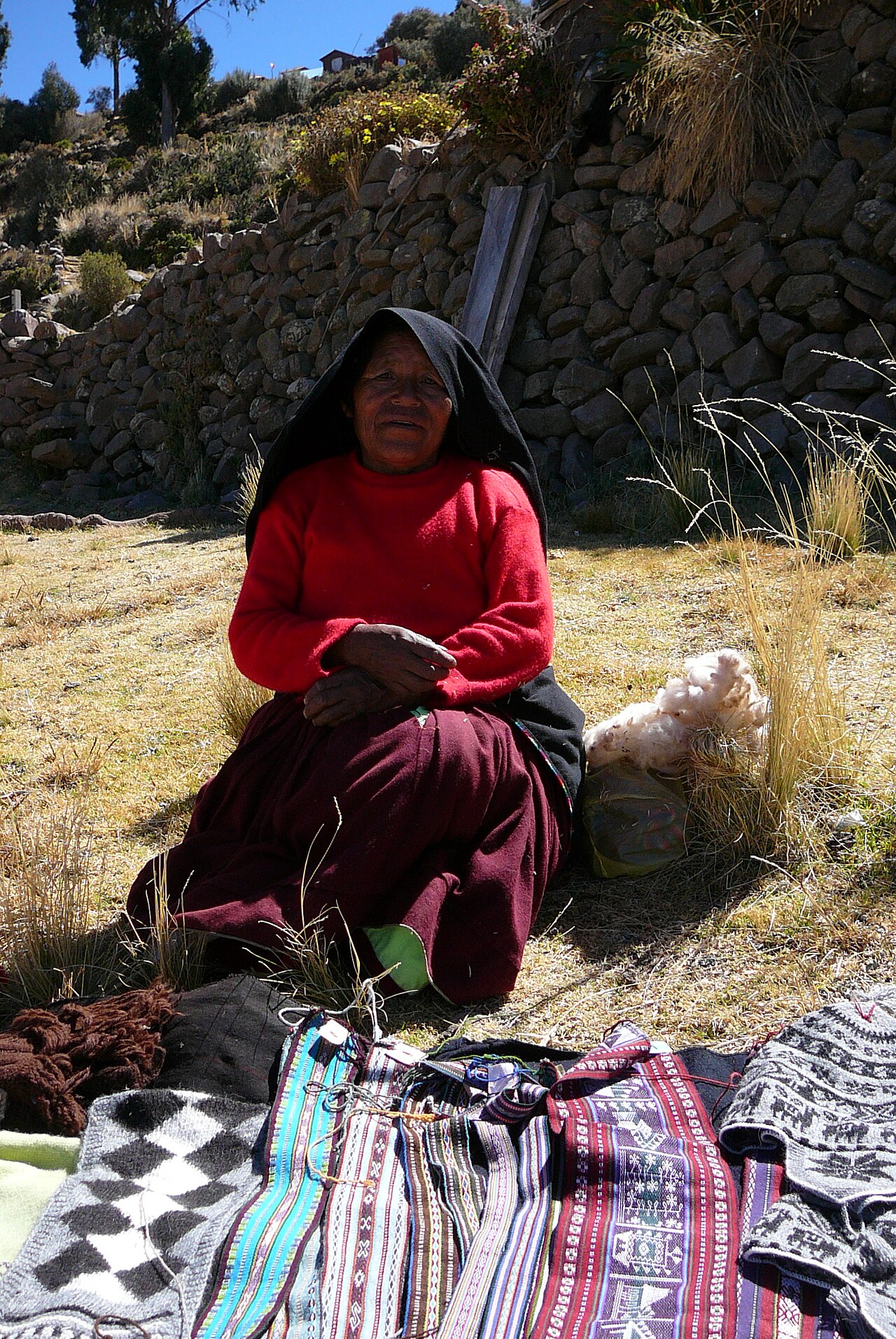Tejedores de Taquile trabajando con agujas y lana