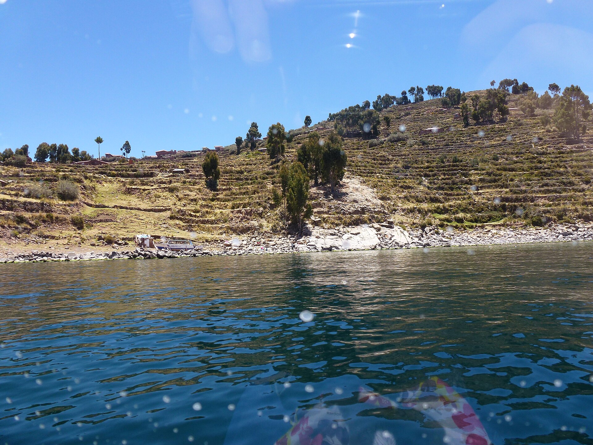 Puerto de Taquile con embarcaciones de madera amarradas al muelle