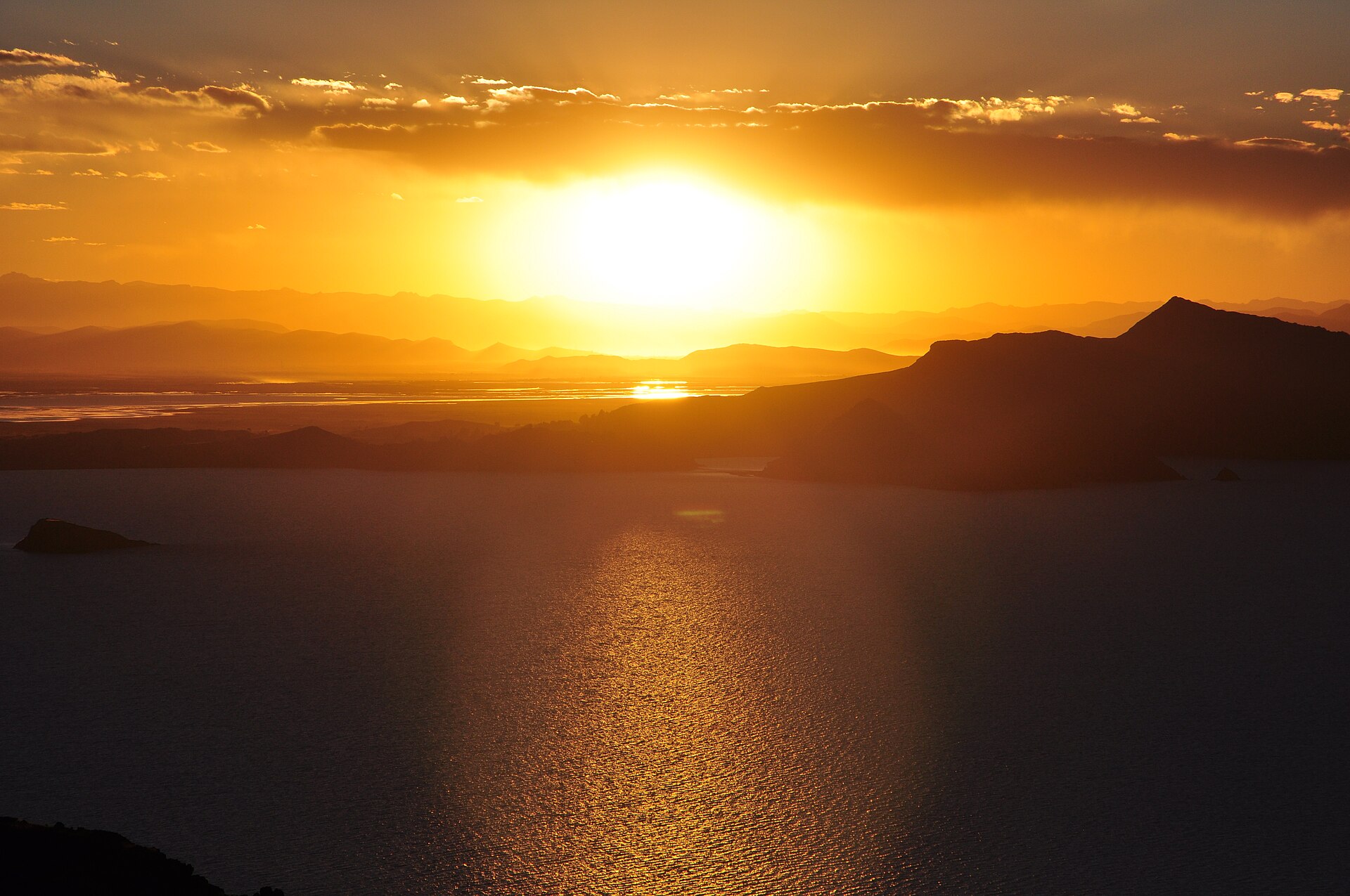 Islas del lago Titicaca vistas desde la navegación