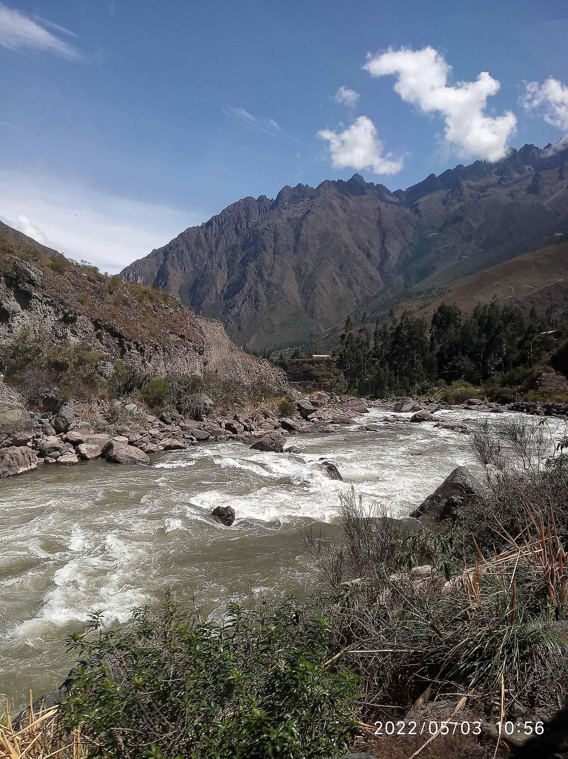 Valle y río del Vilcanota flanqueados por montañas en la ruta a Machu Picchu