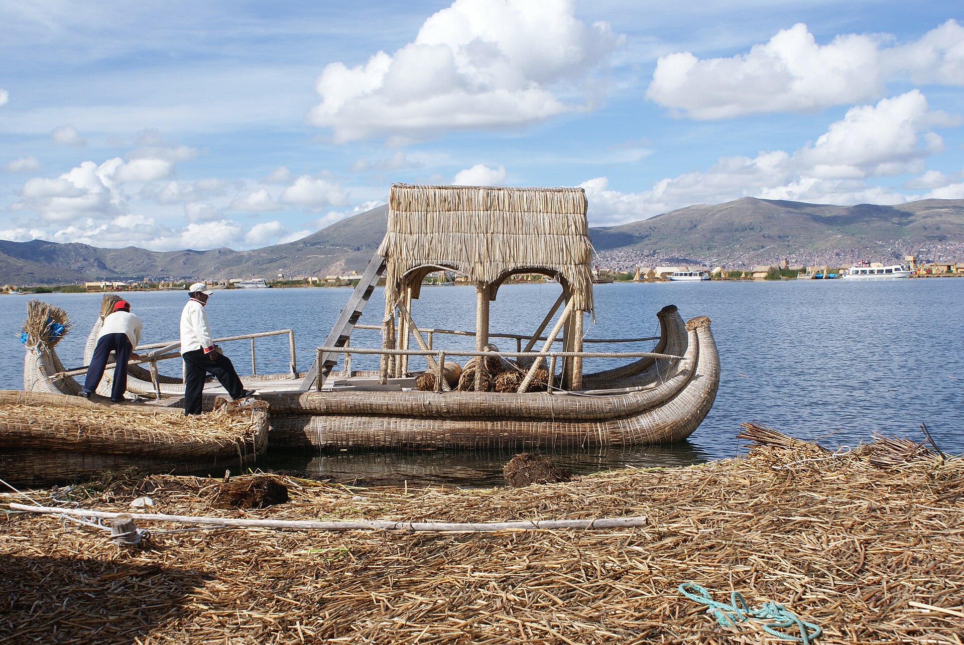 Balsa de totora navegando por las aguas del lago Titicaca